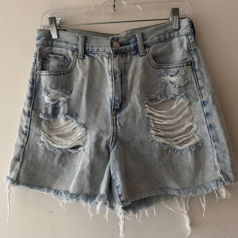 American Eagle Light Wash Distressed Mom Jean Shorts Size 4